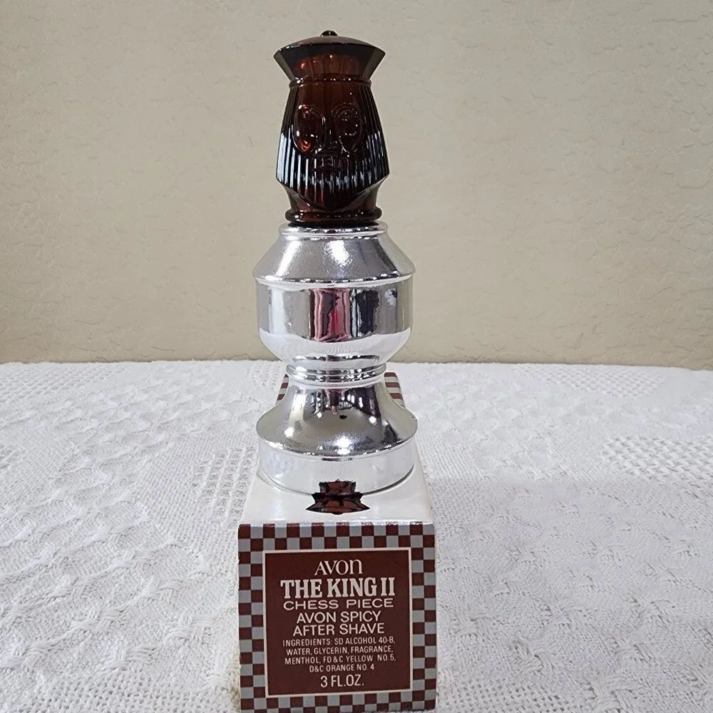 Vintage Avon THE KING II CHESS PIECE Glass Bottle Spicy Full Original Box